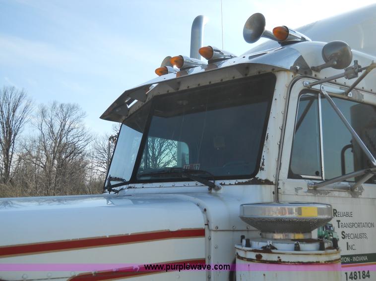 image for item 7846 2000 Peterbilt 379 semi truck