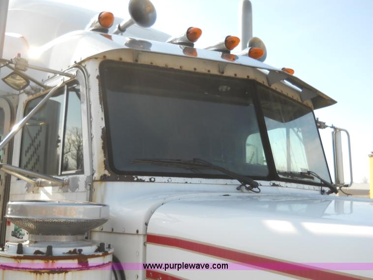 image for item 7846 2000 Peterbilt 379 semi truck