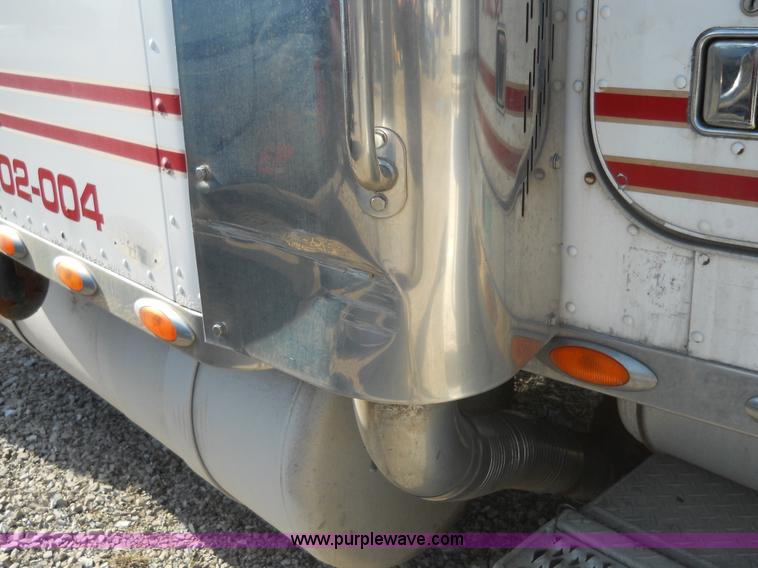 image for item 7846 2000 Peterbilt 379 semi truck