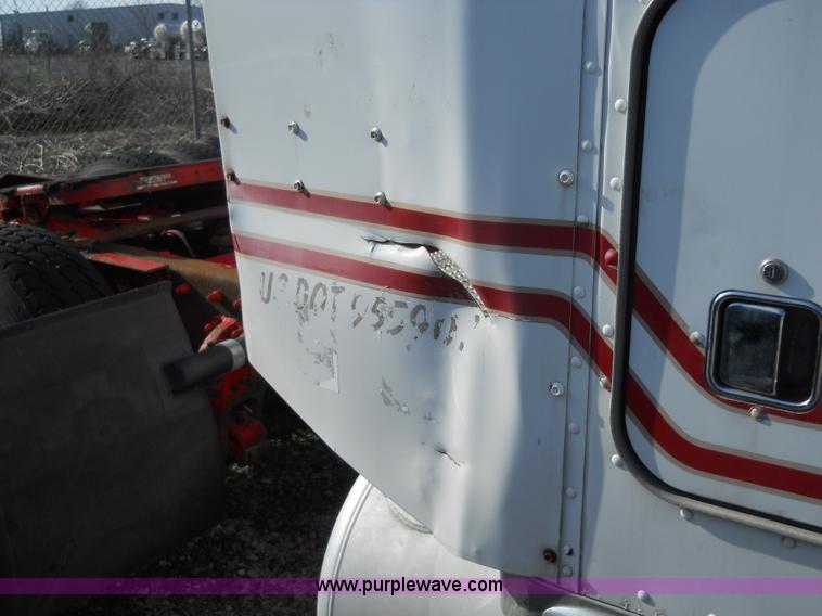 image for item 7846 2000 Peterbilt 379 semi truck