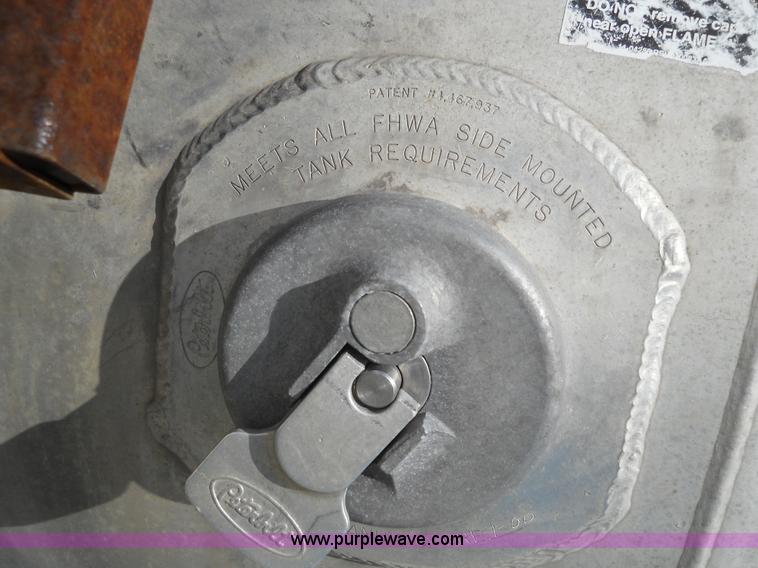 image for item 7846 2000 Peterbilt 379 semi truck