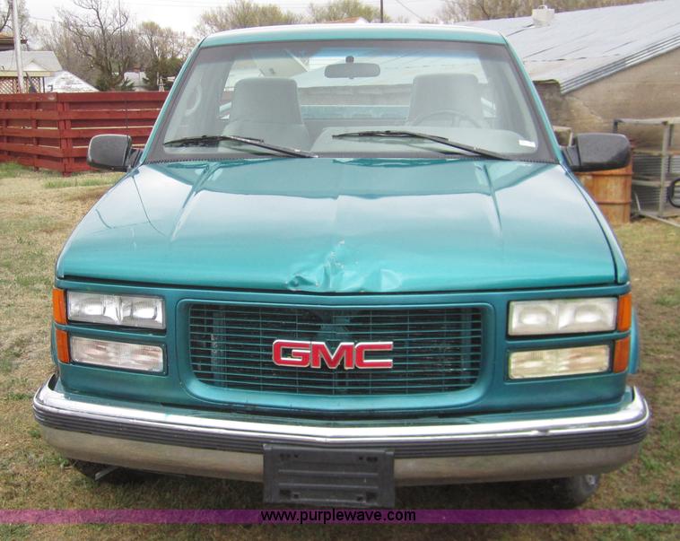 image for item 2984 1995 GMC Sierra C1500 pickup truck