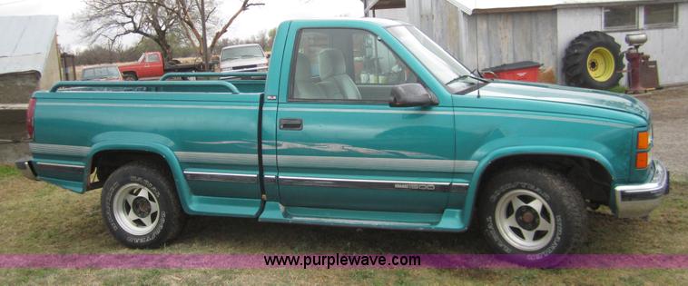 image for item 2984 1995 GMC Sierra C1500 pickup truck