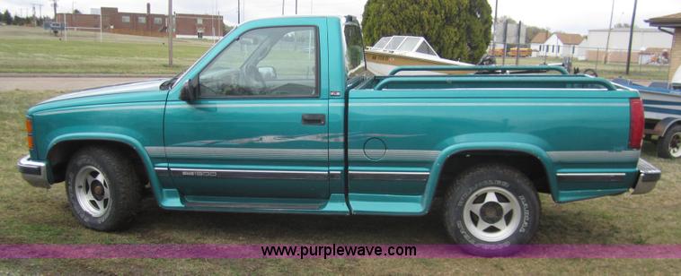 image for item 2984 1995 GMC Sierra C1500 pickup truck