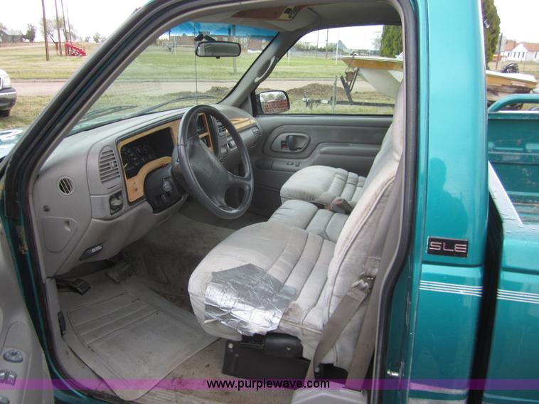 image for item 2984 1995 GMC Sierra C1500 pickup truck