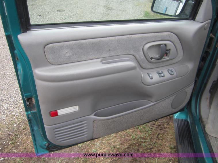 image for item 2984 1995 GMC Sierra C1500 pickup truck