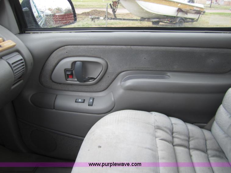 image for item 2984 1995 GMC Sierra C1500 pickup truck