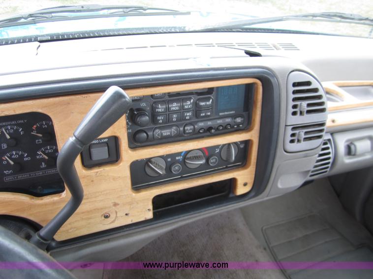 image for item 2984 1995 GMC Sierra C1500 pickup truck