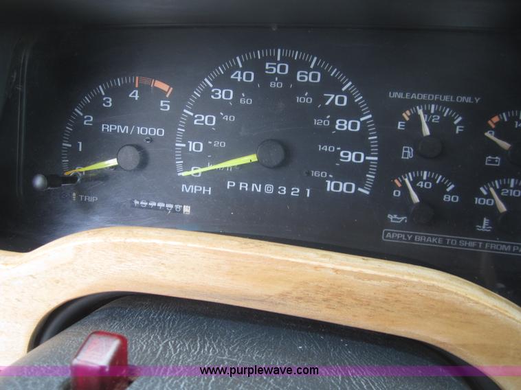 image for item 2984 1995 GMC Sierra C1500 pickup truck