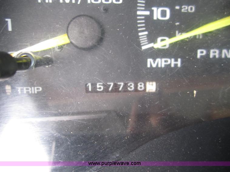 image for item 2984 1995 GMC Sierra C1500 pickup truck