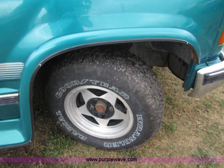 image for item 2984 1995 GMC Sierra C1500 pickup truck