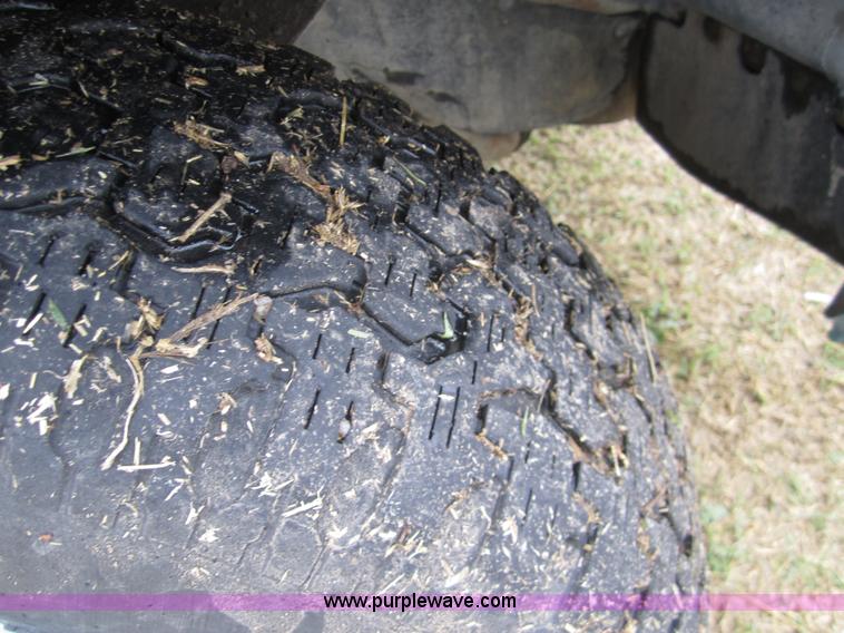 image for item 2984 1995 GMC Sierra C1500 pickup truck