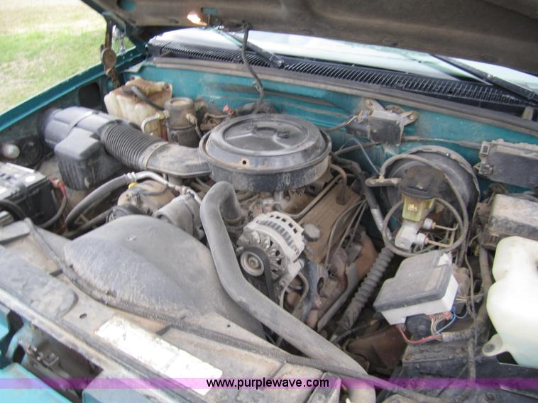 image for item 2984 1995 GMC Sierra C1500 pickup truck