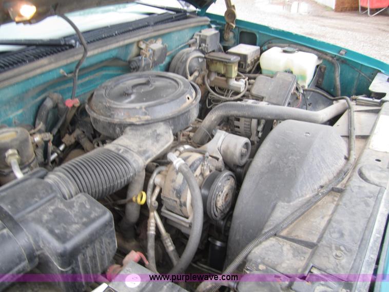 image for item 2984 1995 GMC Sierra C1500 pickup truck