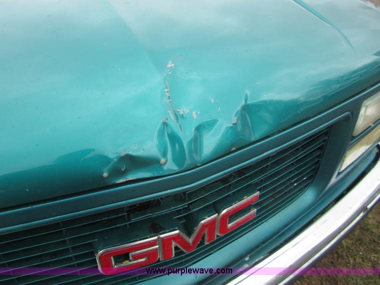 image for item 2984 1995 GMC Sierra C1500 pickup truck