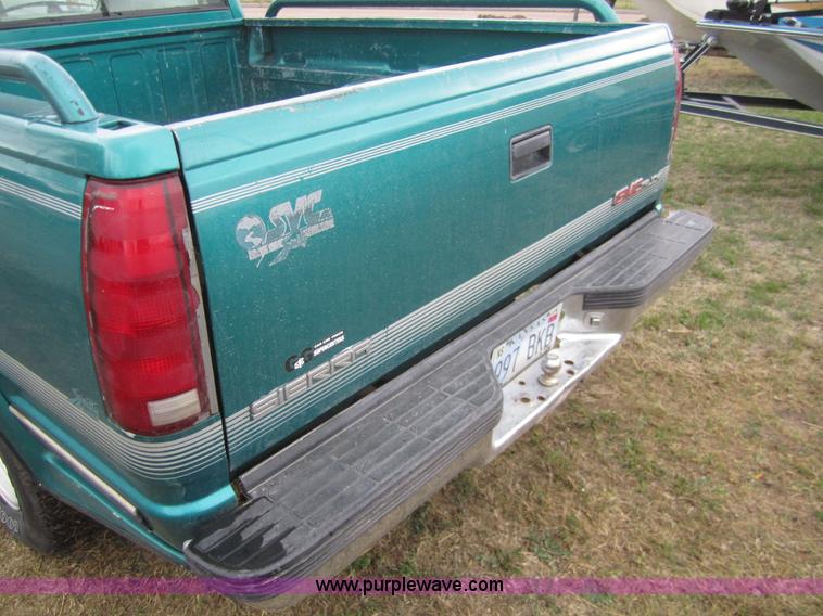 image for item 2984 1995 GMC Sierra C1500 pickup truck
