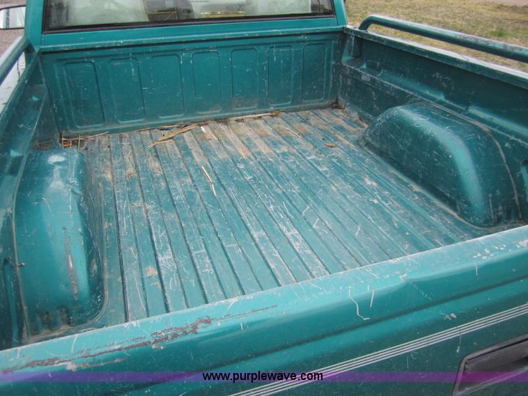 image for item 2984 1995 GMC Sierra C1500 pickup truck