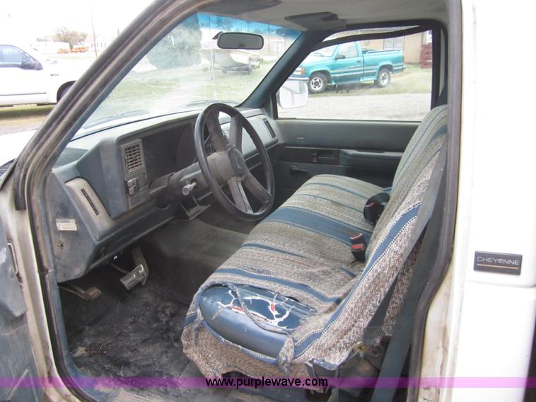 image for item 2986 1989 Chevrolet C2500 pickup truck