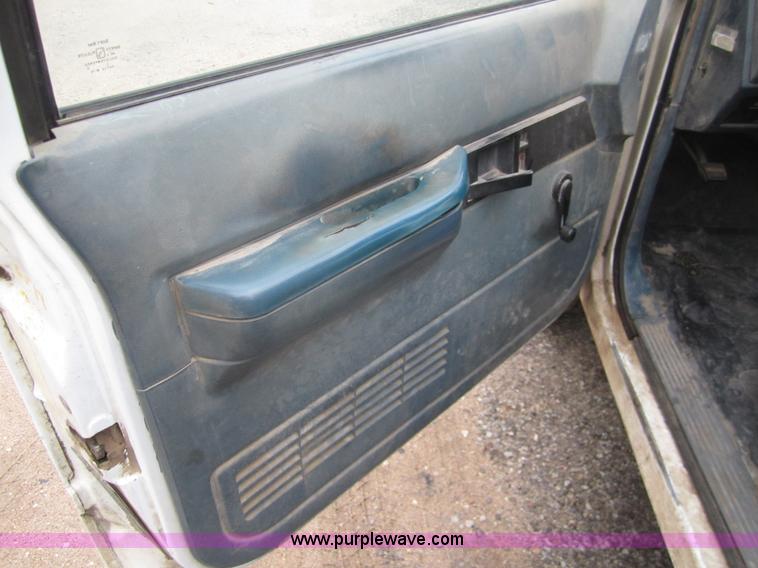 image for item 2986 1989 Chevrolet C2500 pickup truck