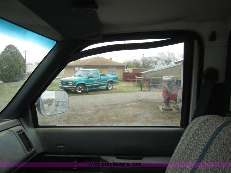 image for item 2986 1989 Chevrolet C2500 pickup truck