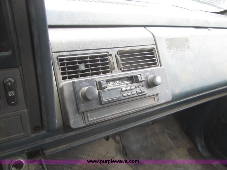 image for item 2986 1989 Chevrolet C2500 pickup truck