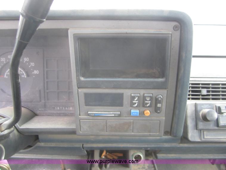 image for item 2986 1989 Chevrolet C2500 pickup truck