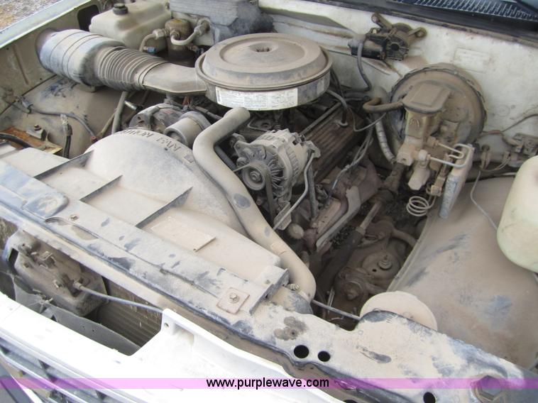 image for item 2986 1989 Chevrolet C2500 pickup truck