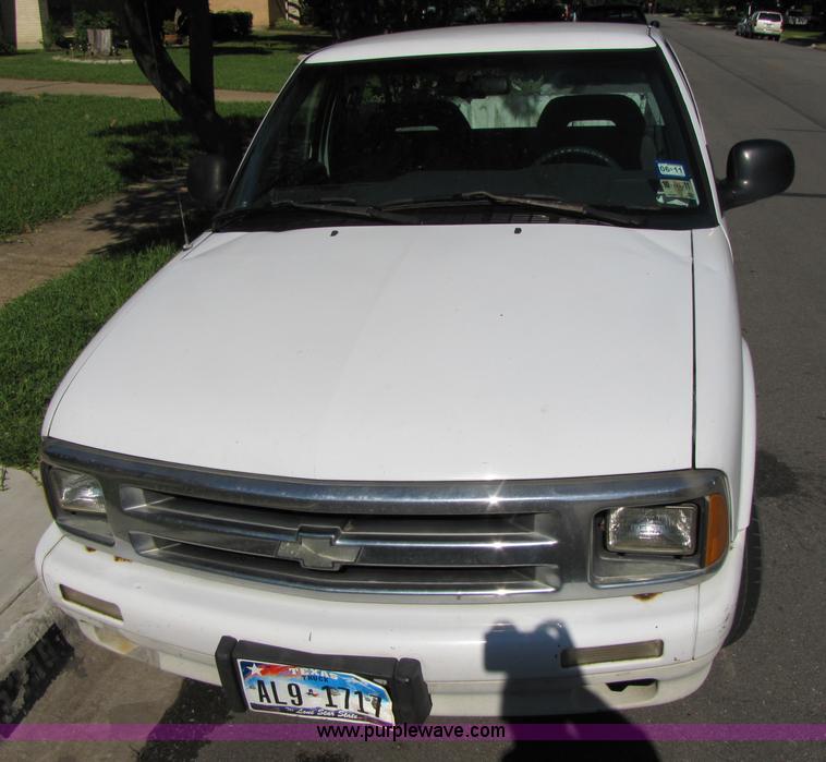 image for item 3459 1997 Chevrolet S10 pickup truck
