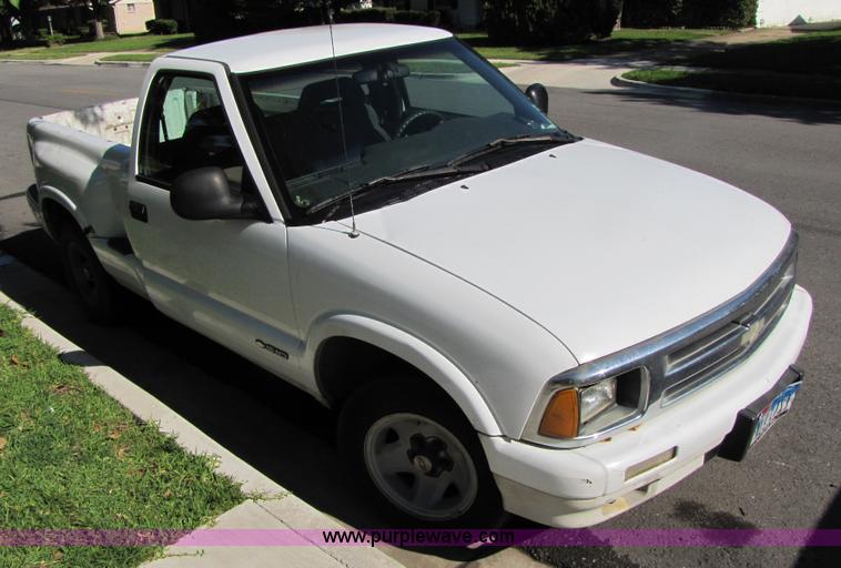 image for item 3459 1997 Chevrolet S10 pickup truck