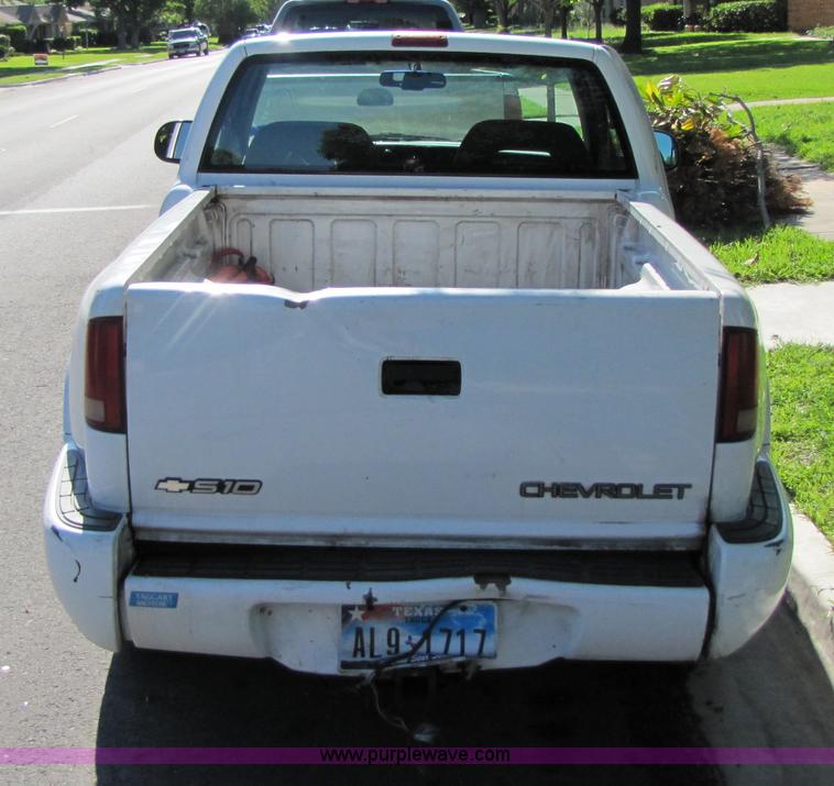image for item 3459 1997 Chevrolet S10 pickup truck
