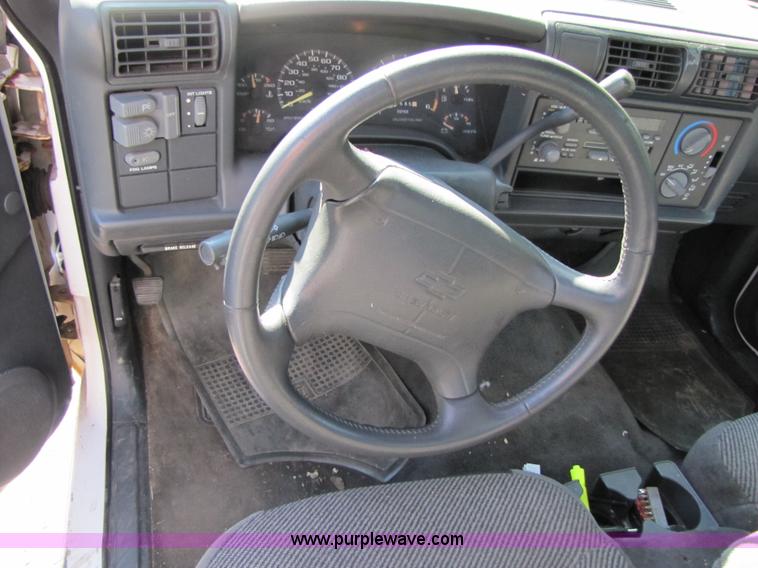 image for item 3459 1997 Chevrolet S10 pickup truck