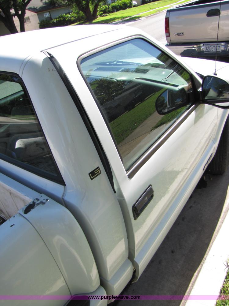 image for item 3459 1997 Chevrolet S10 pickup truck