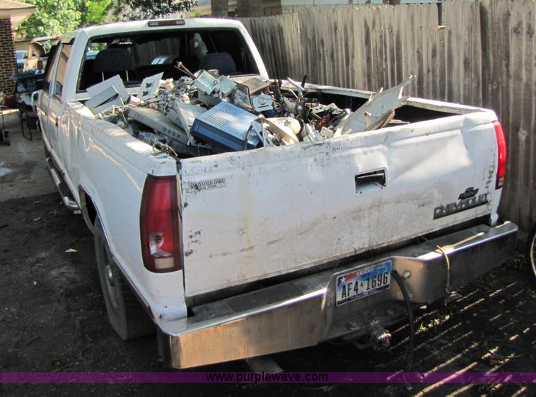 image for item 3460 1998 Chevrolet C3500 Silverado crew cab pickup truck