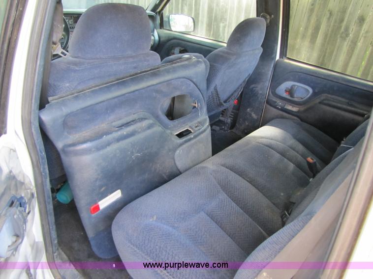 image for item 3460 1998 Chevrolet C3500 Silverado crew cab pickup truck