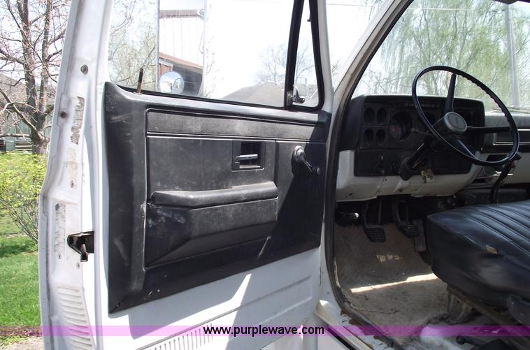 image for item 5363 1984 GMC Topkick C6000 Sierra two ton box truck