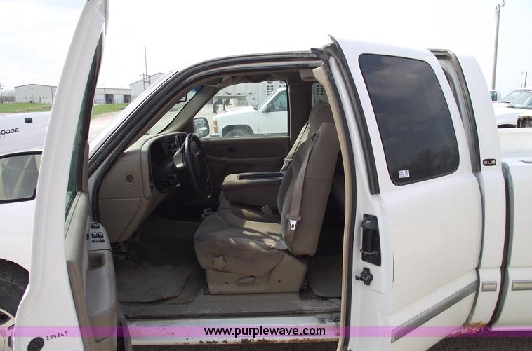 image for item 5424 2001 GMC Sierra C1500 SLE extended cab pickup truck