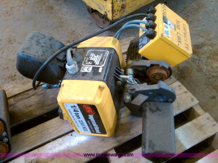 image for item 5494 Hoist and I-beam roller