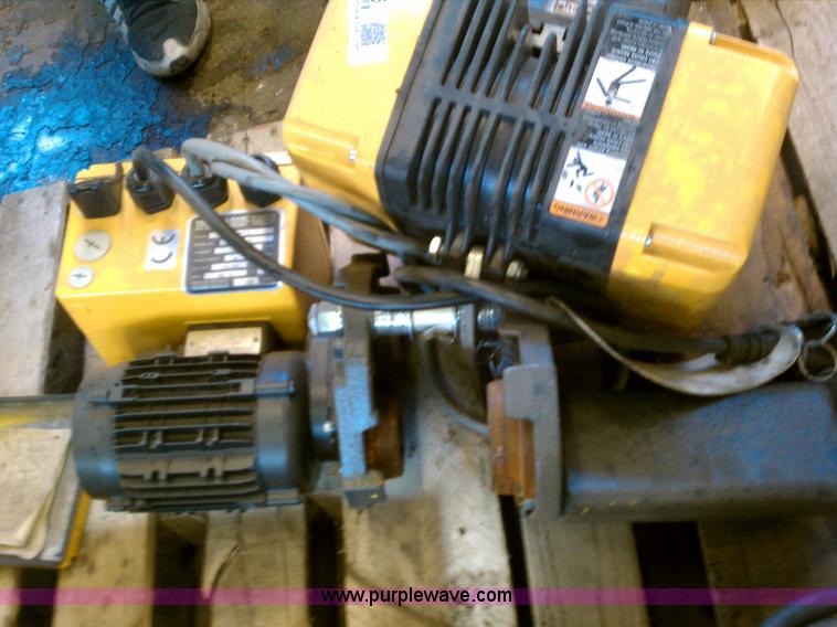 image for item 5495 Hoist and I-beam roller