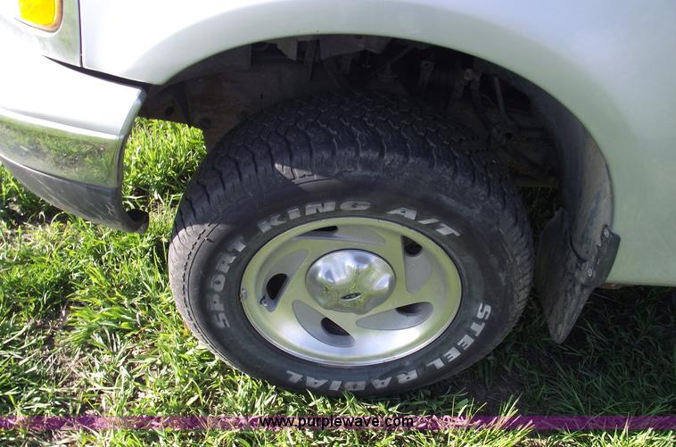 image for item 5499 1999 Ford Expedition XLT SUV