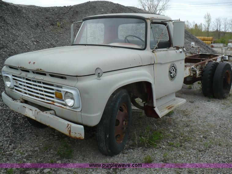 image for item 5869 1963 Ford F600 truck cab and chassis