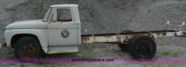 image for item 5869 1963 Ford F600 truck cab and chassis