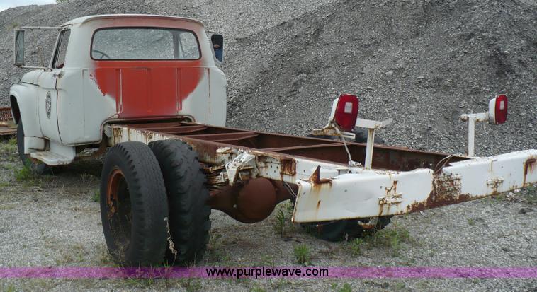 image for item 5869 1963 Ford F600 truck cab and chassis
