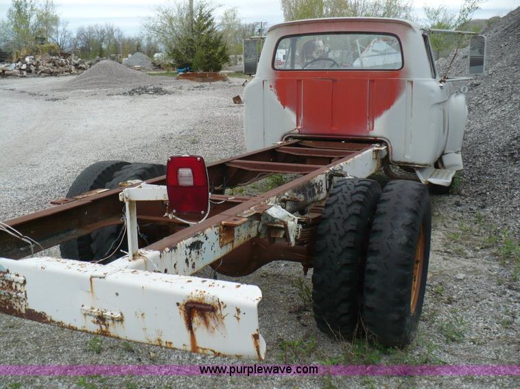 image for item 5869 1963 Ford F600 truck cab and chassis