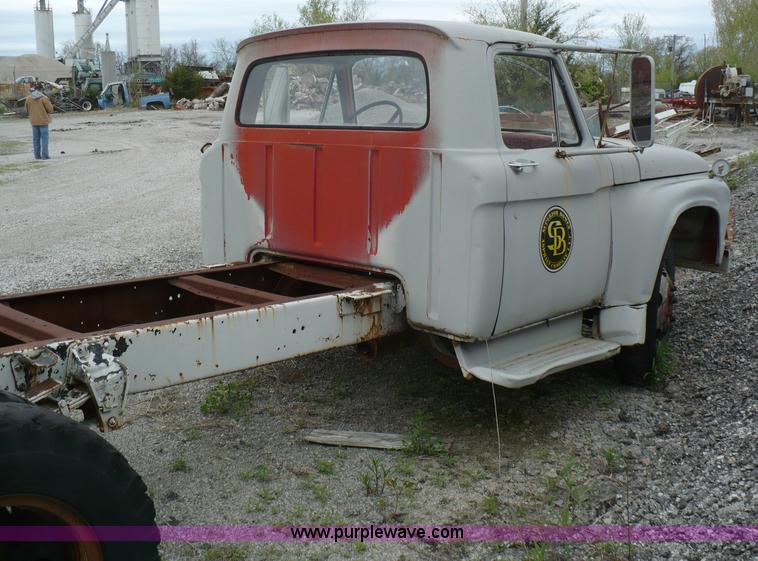 image for item 5869 1963 Ford F600 truck cab and chassis
