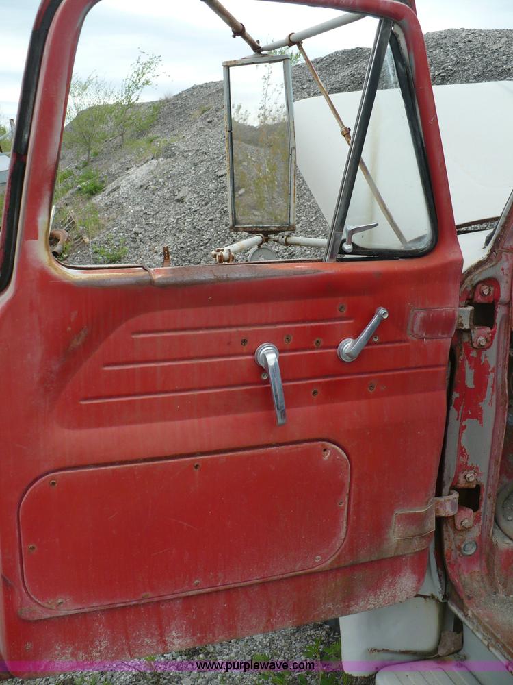 image for item 5869 1963 Ford F600 truck cab and chassis