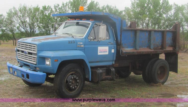 image for item 6929 1985 Ford F700 dump truck