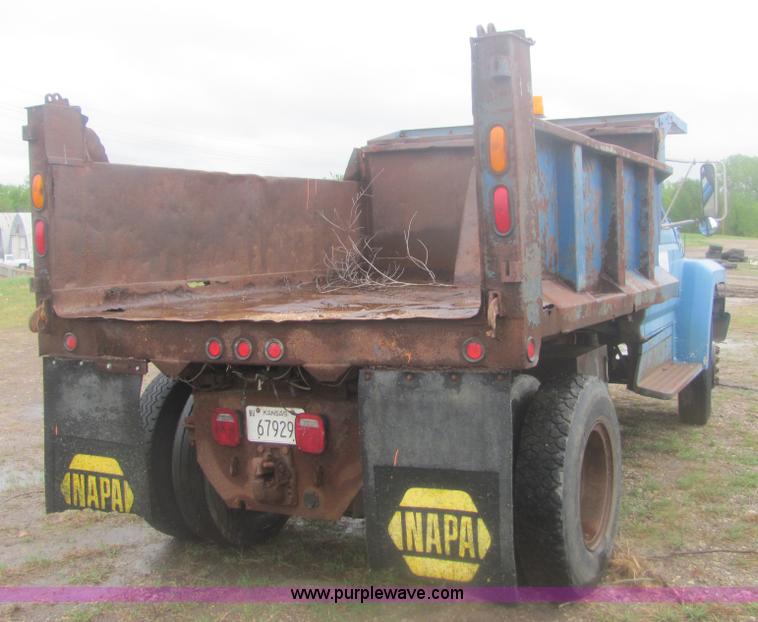 image for item 6929 1985 Ford F700 dump truck