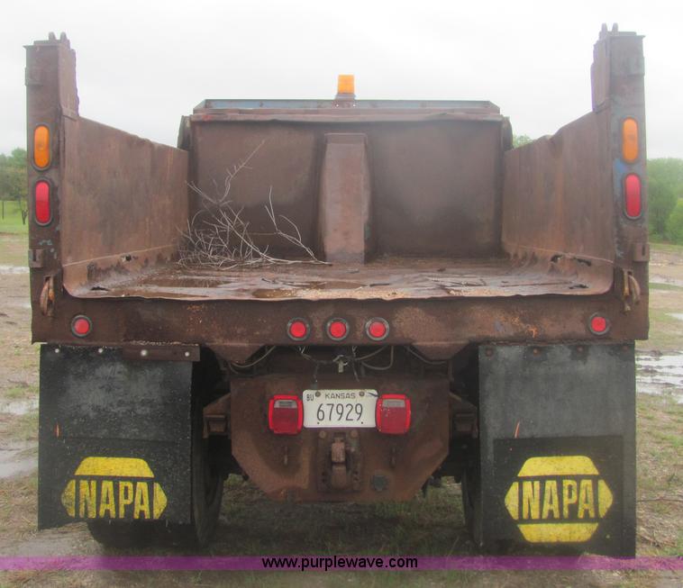 image for item 6929 1985 Ford F700 dump truck