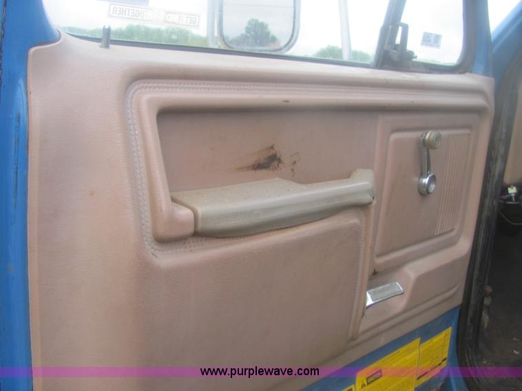 image for item 6929 1985 Ford F700 dump truck