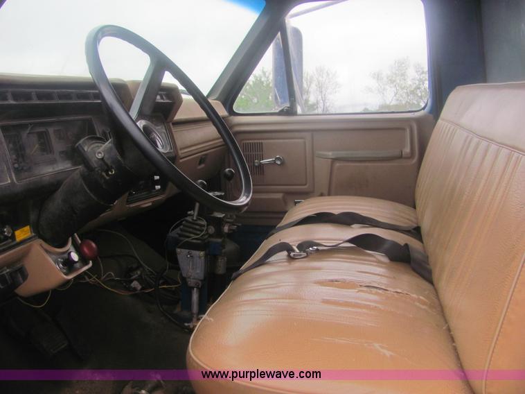 image for item 6929 1985 Ford F700 dump truck